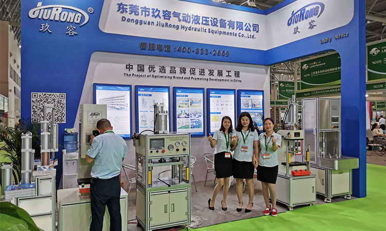 玖容氣液增壓缸展會(huì)現(xiàn)場正面圖